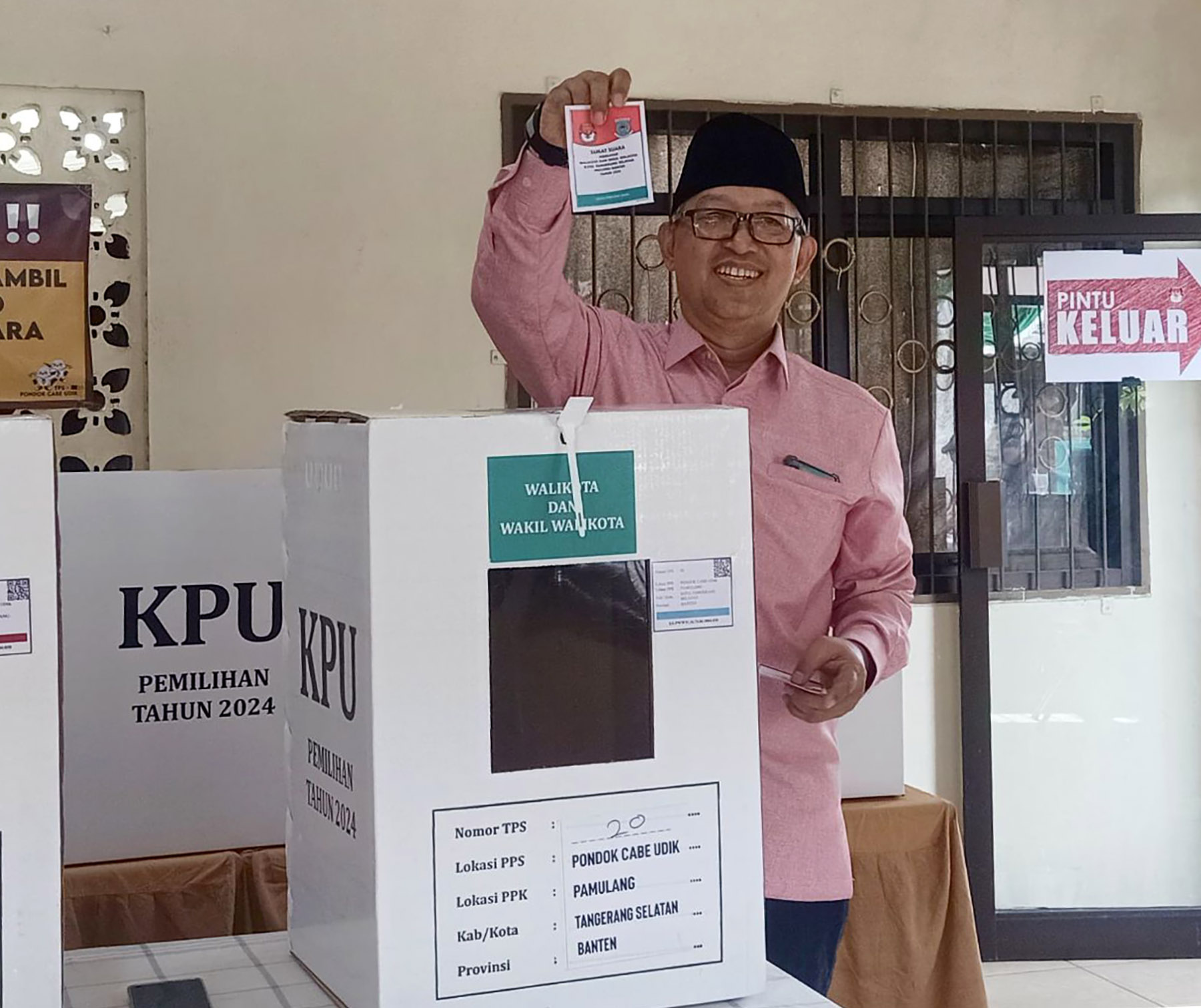Ruhamaben Melakukan Pencoblosan Di TPS 20 Pondok Cabe.