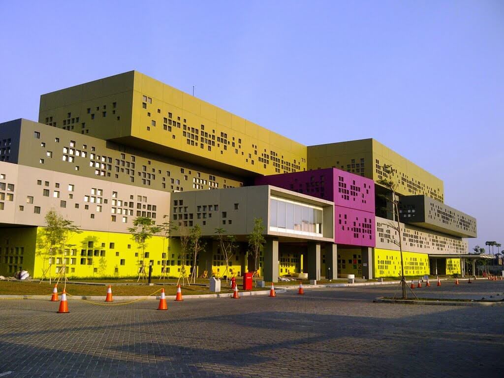 Suasana Binus School Serpong di siang hari