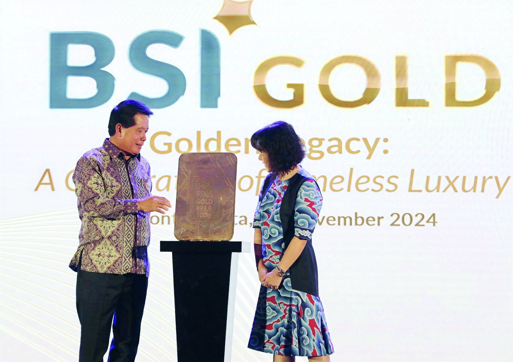 Direktur Utama PT Bank Syariah Indonesia (BSI) Hery Gunardi dan Direktur Utama PT Hartadinata Abadi Tbk Sandra Sunanto meluncurkan BSI Gold yang merupakan logam emas batangan eksklusif berlogo BSI.