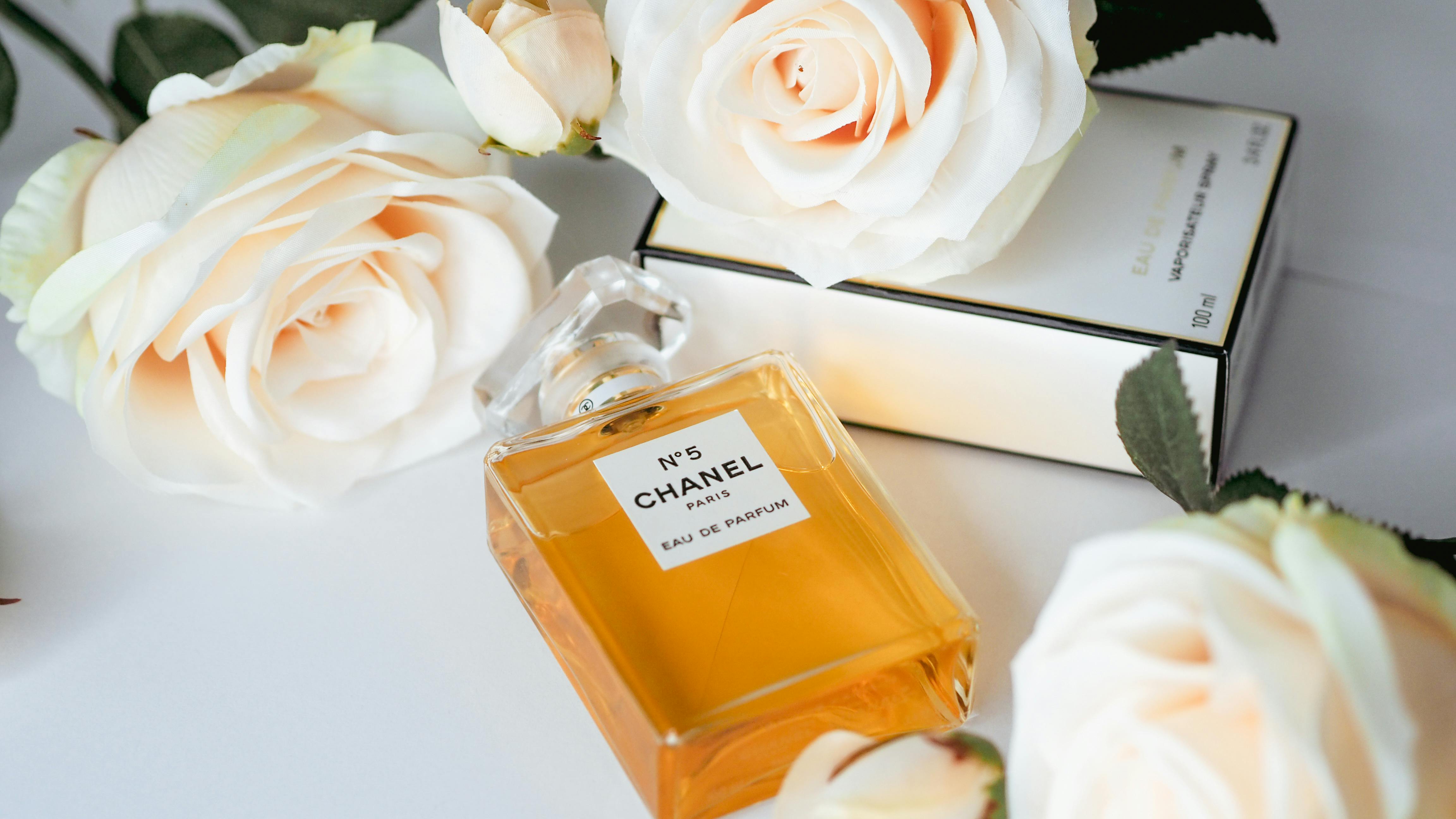 Ilustrasi parfum dengan label Eau De Parfume (EDP)