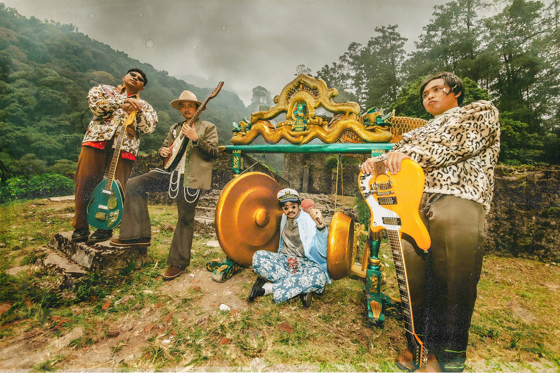 Dari kiri, Bagus &rdquo;Gogon&rdquo;, Rizal Taufik, Surya &rdquo;Kuya&rdquo; Fikri, dan Abyan &rdquo;Acin&rdquo; meluapkan gagasan baru dalam minialbum Galura Tropikalia.