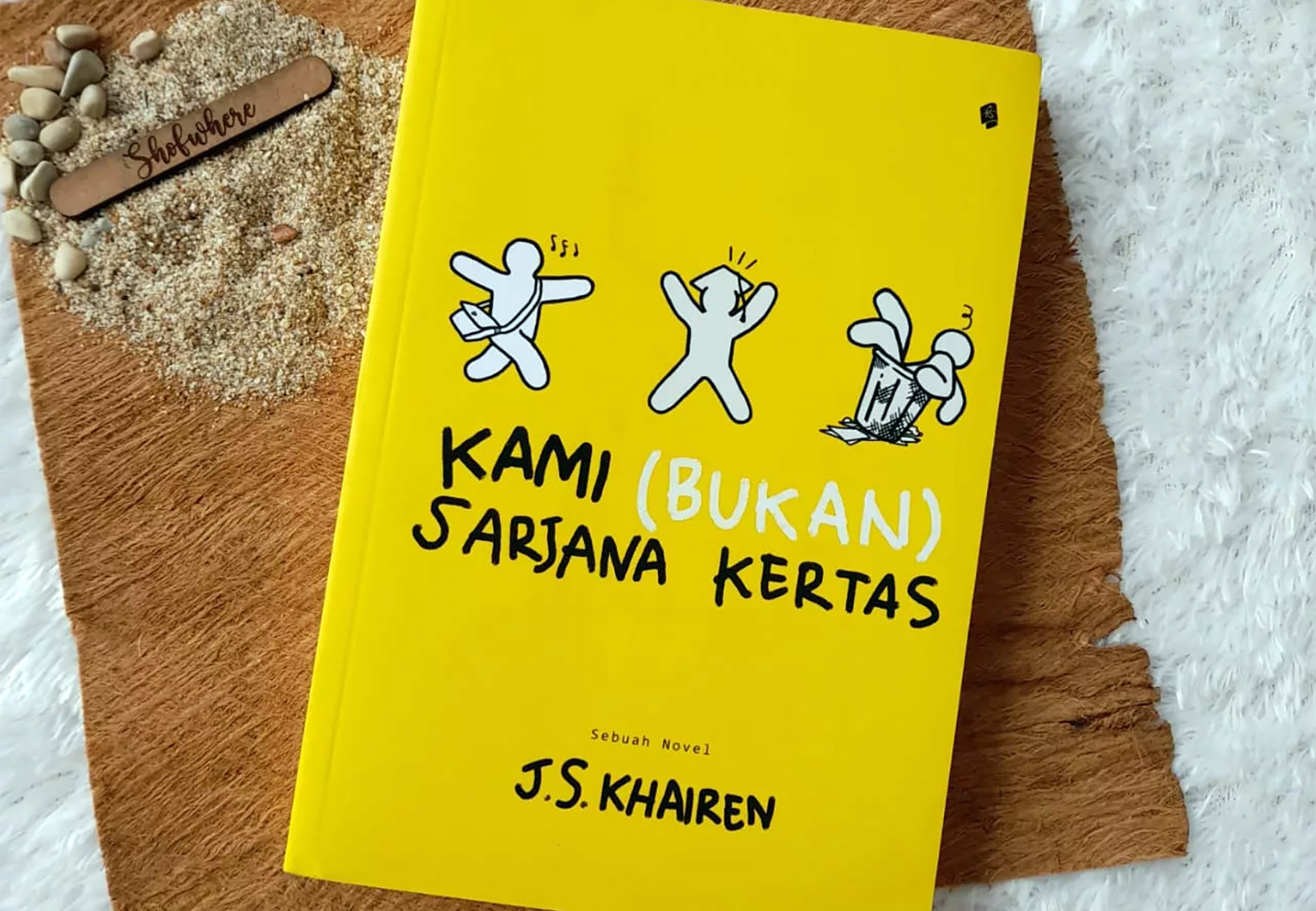 Resensi Buku: Kami (Bukan) Sarjana Kertas, Mengupas Fenomena Sosial tentang Perkuliahan dan Ekonomi. (Dok. shofwhere.com)