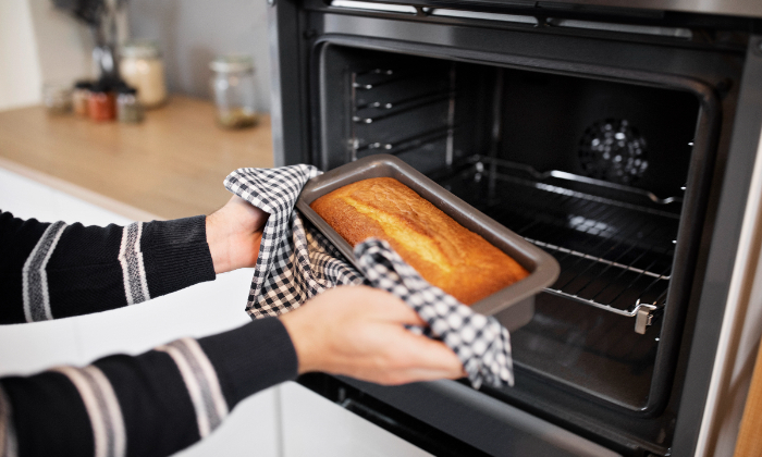 Ilustrasi kue yang baru keluar dari oven