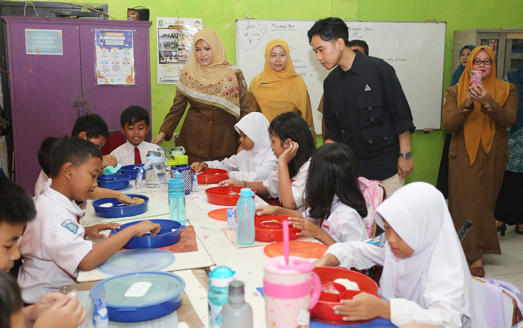 Wakil Presiden RI terpilh Gibran Rakabuming Raka meninjau "pilot project" makan siang bergizi gratis di SDN 4 Tangerang, Senin (5/8/2024).