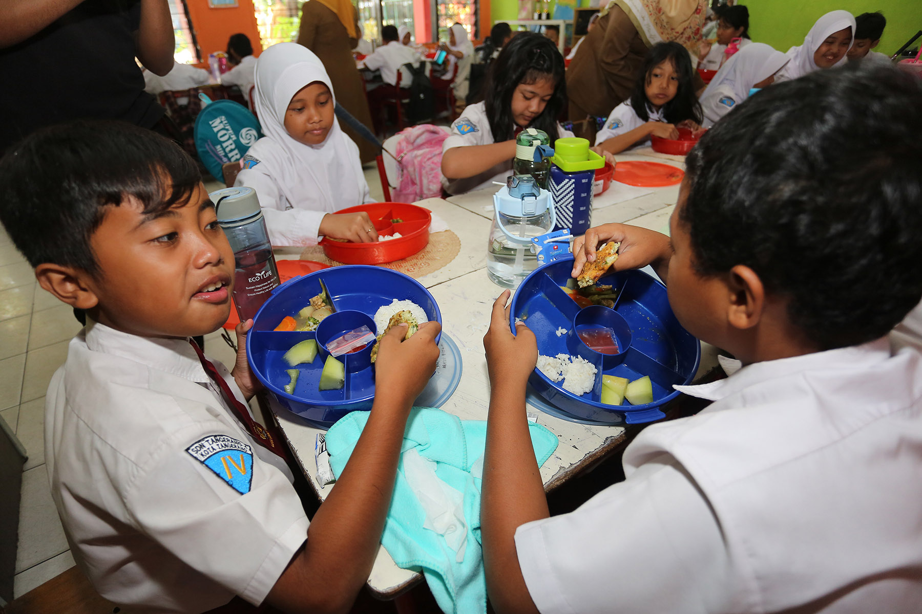Aktifitas makan siang siswa-siswi di SDN 4 Tangerang, Senin (5/8/2024).