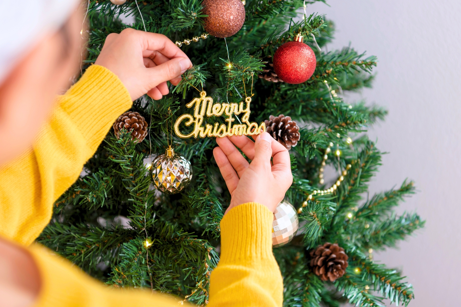 Ilustrasi menghias pohon Natal