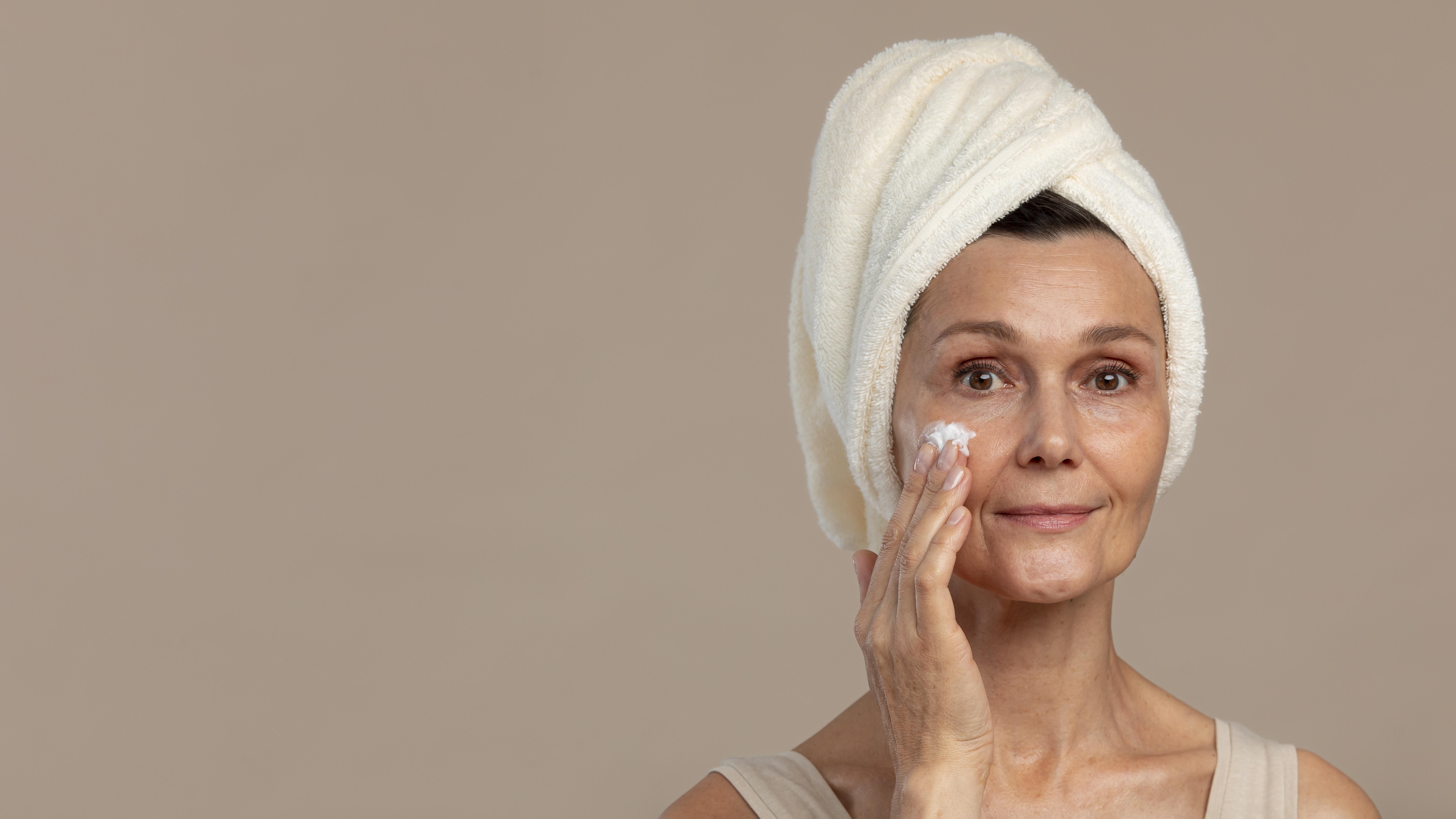 Ilustrasi tips perawatan kulit selama dan setelah menopause