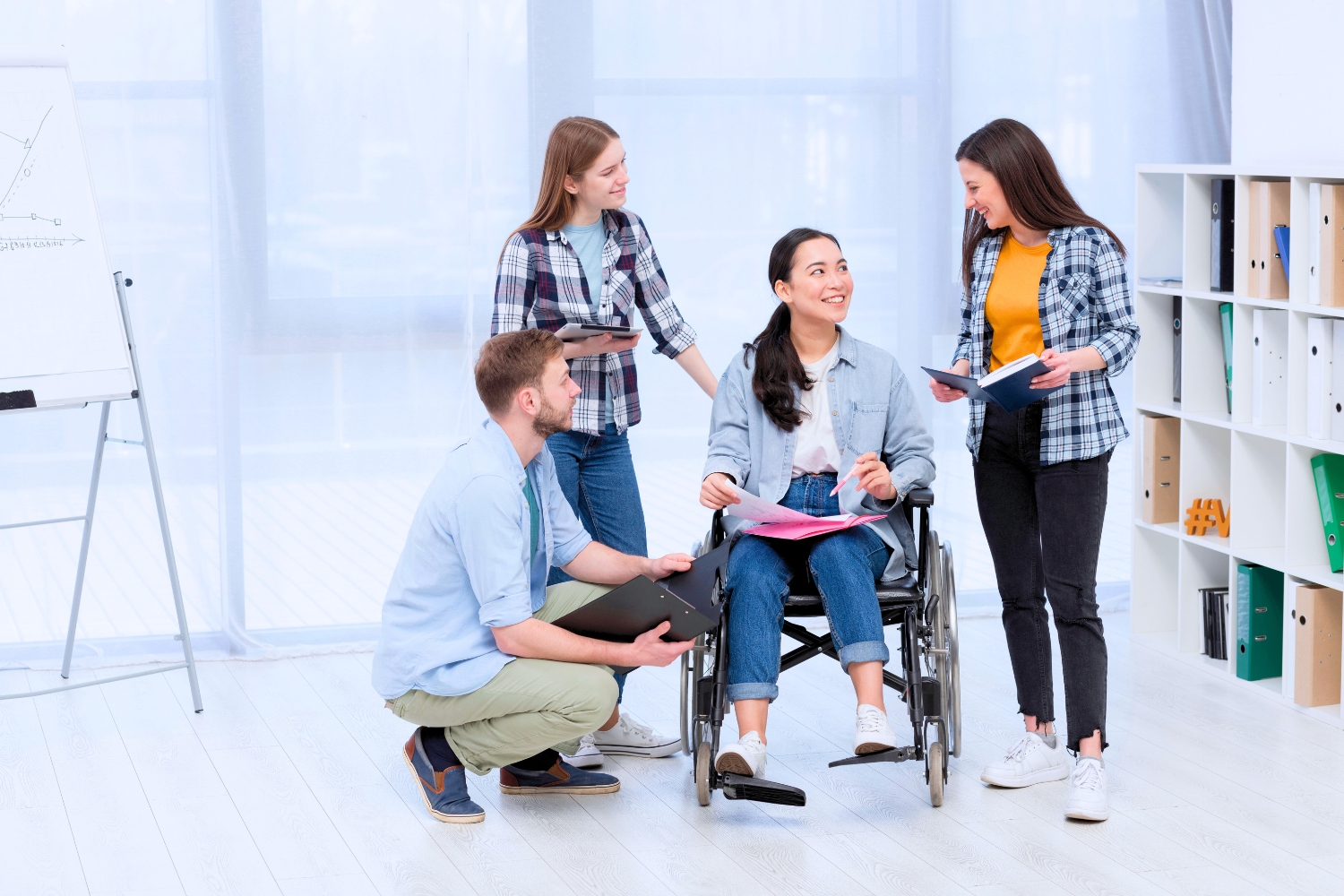 Ilustrasi berkomunikasi dengan penyandang disabilitas. (Dok. Freepik)