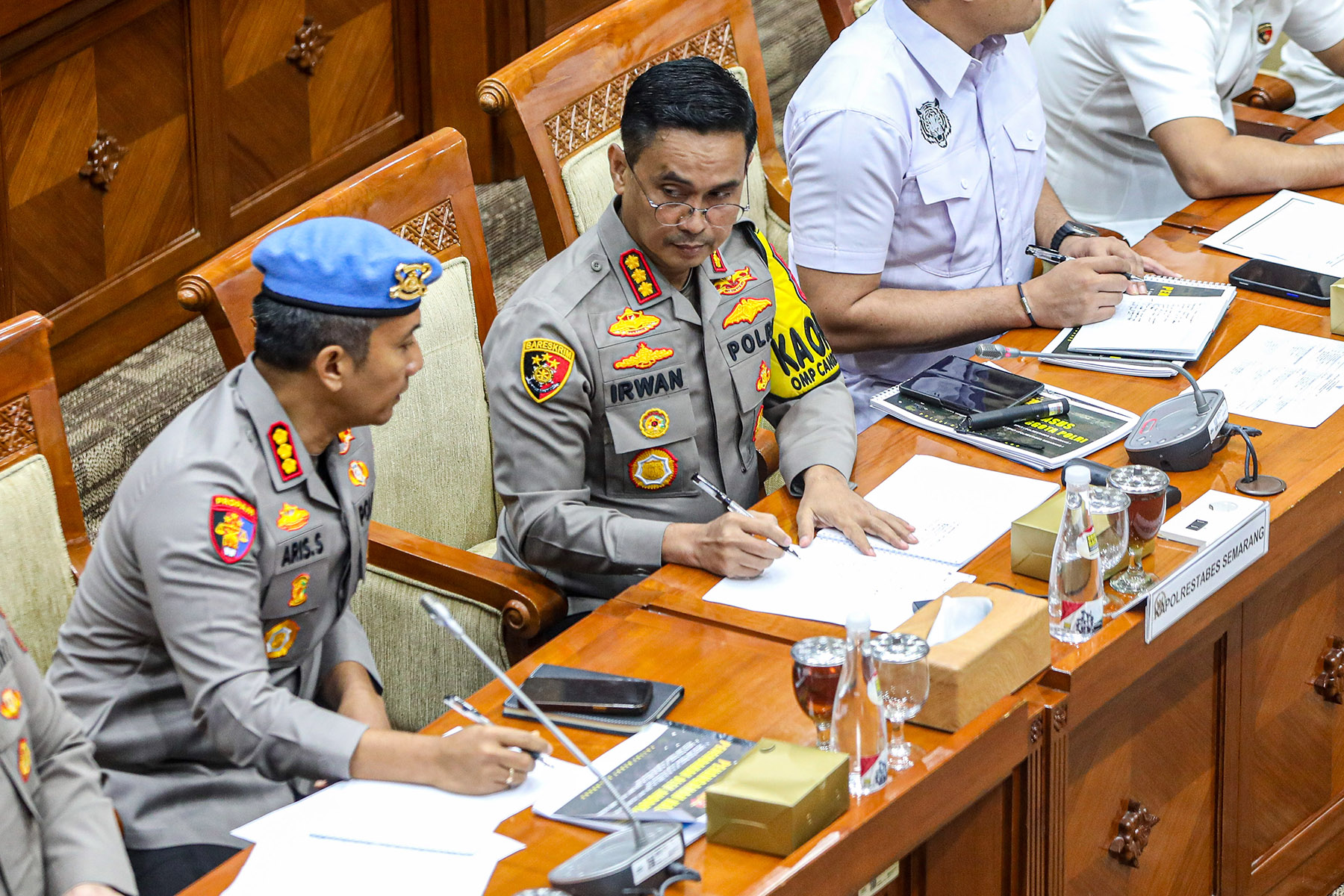 Kapolrestabes Semarang Kombes Pol Irwan Anwar mengikuti Rapat Dengar Pendapat (RDP) dengan Komisi III DPR di Kompleks Parlemen, Senayan, Jakarta, Selasa (3/12/2024). (Salman Toyibi/Jawa Pos)