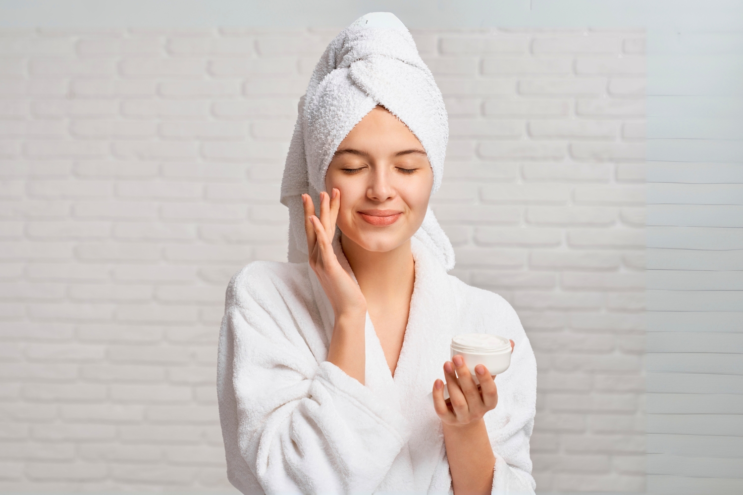 Ilustrasi menggunakan skincare