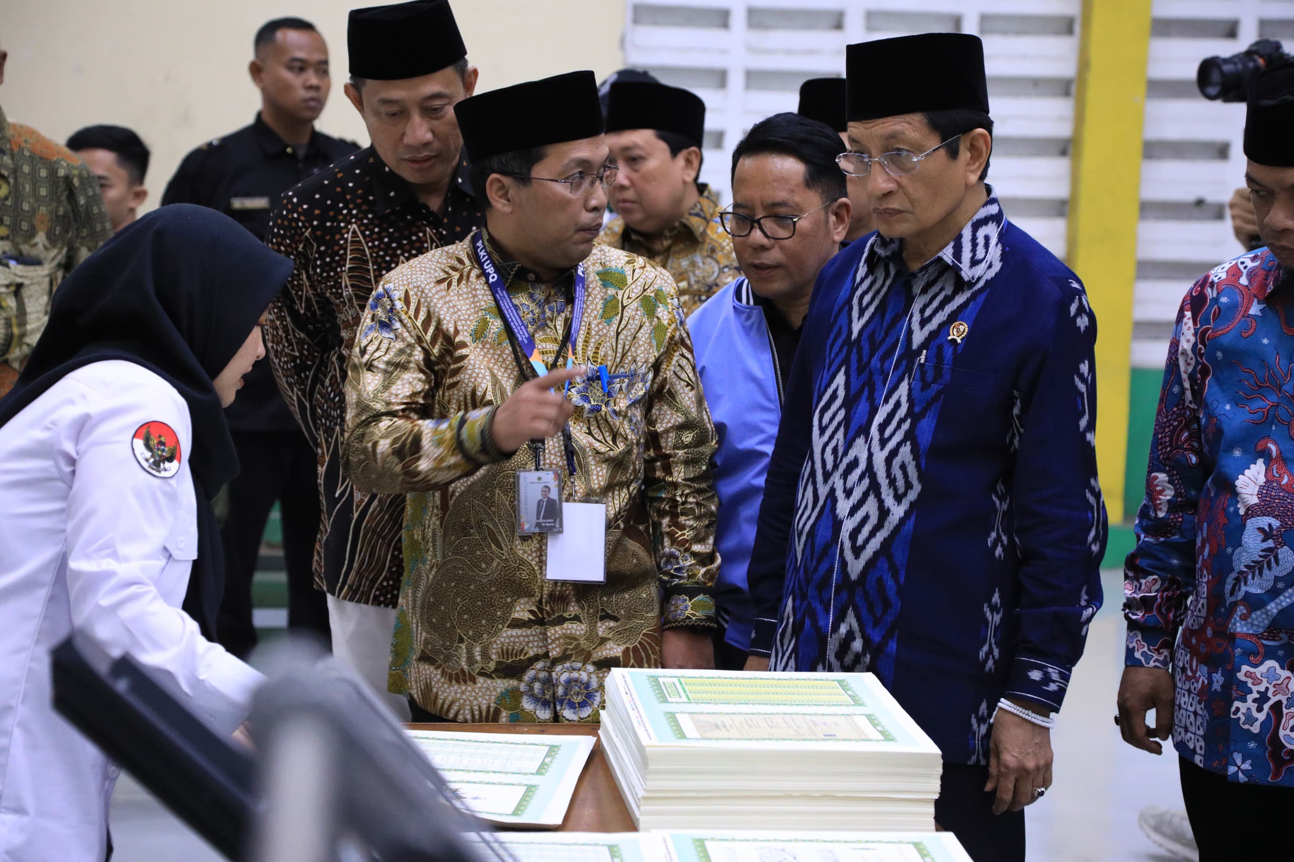 Nasaruddin Umar (kanan) mendengar penjelasan dari petugas PLKI Unit Percetakan Alquran (UPQ) di Ciawi, Kab. Bogor (4/12).  (Foto: HILMI/JAWA POS)