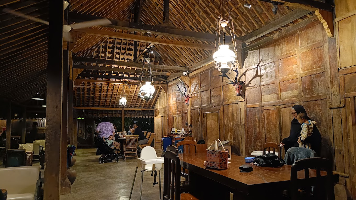 Restoran Lawasan Ciputat yang bernuansa Jawa. (Dok. Google Maps Harris Mocarizo)