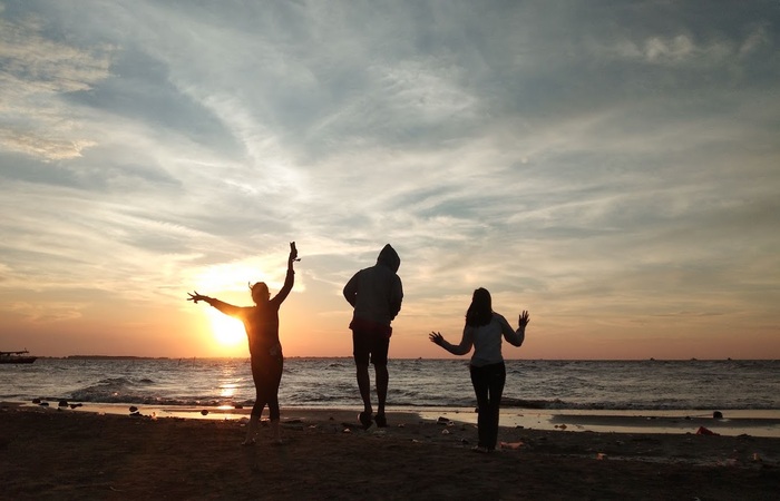 Foto tiga orang pengunjung di Pantai Tanjung Kait
