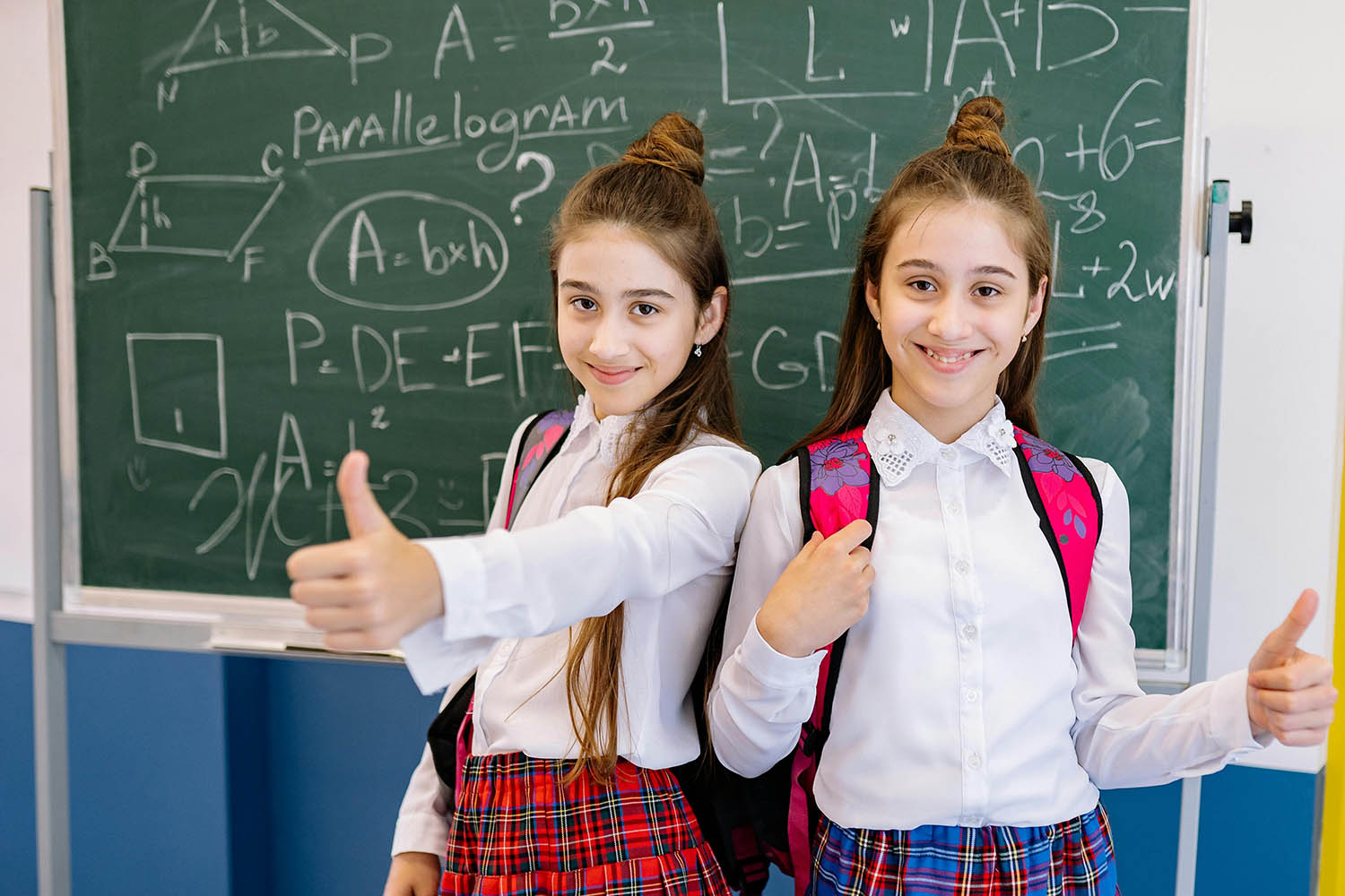 Caption foto: Ilustrasi dua siswa perempuan menyukai pelajaran matematika (Dok. Pexels/Yan Krukau)