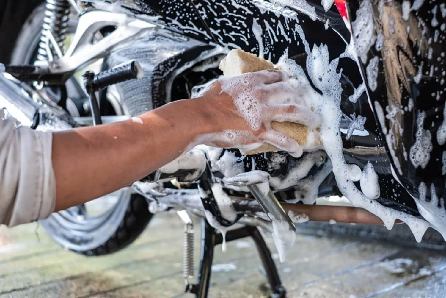 Ilustrasi cuci motor. (Dok. Suzuki Indonesia)
