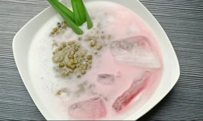 Bubur kacang hijau yng disajikan dengan es batu