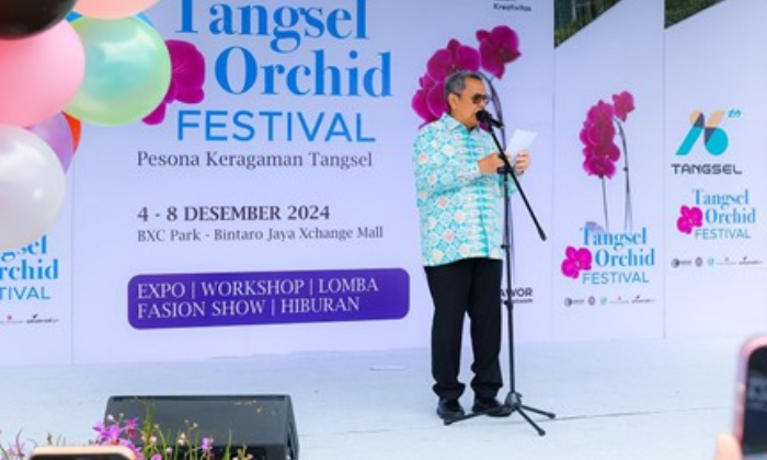 Wali Kota Tangerang Selatan, Benyamin Davnie, saat memberikan sambutan di Tangsel Orchid Festival 2024.