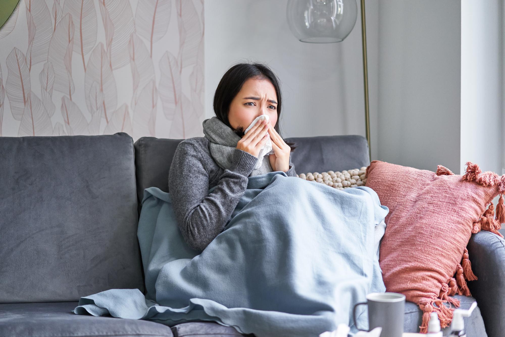 Ilustrasi seorang wanita yang sedang mengalami flu