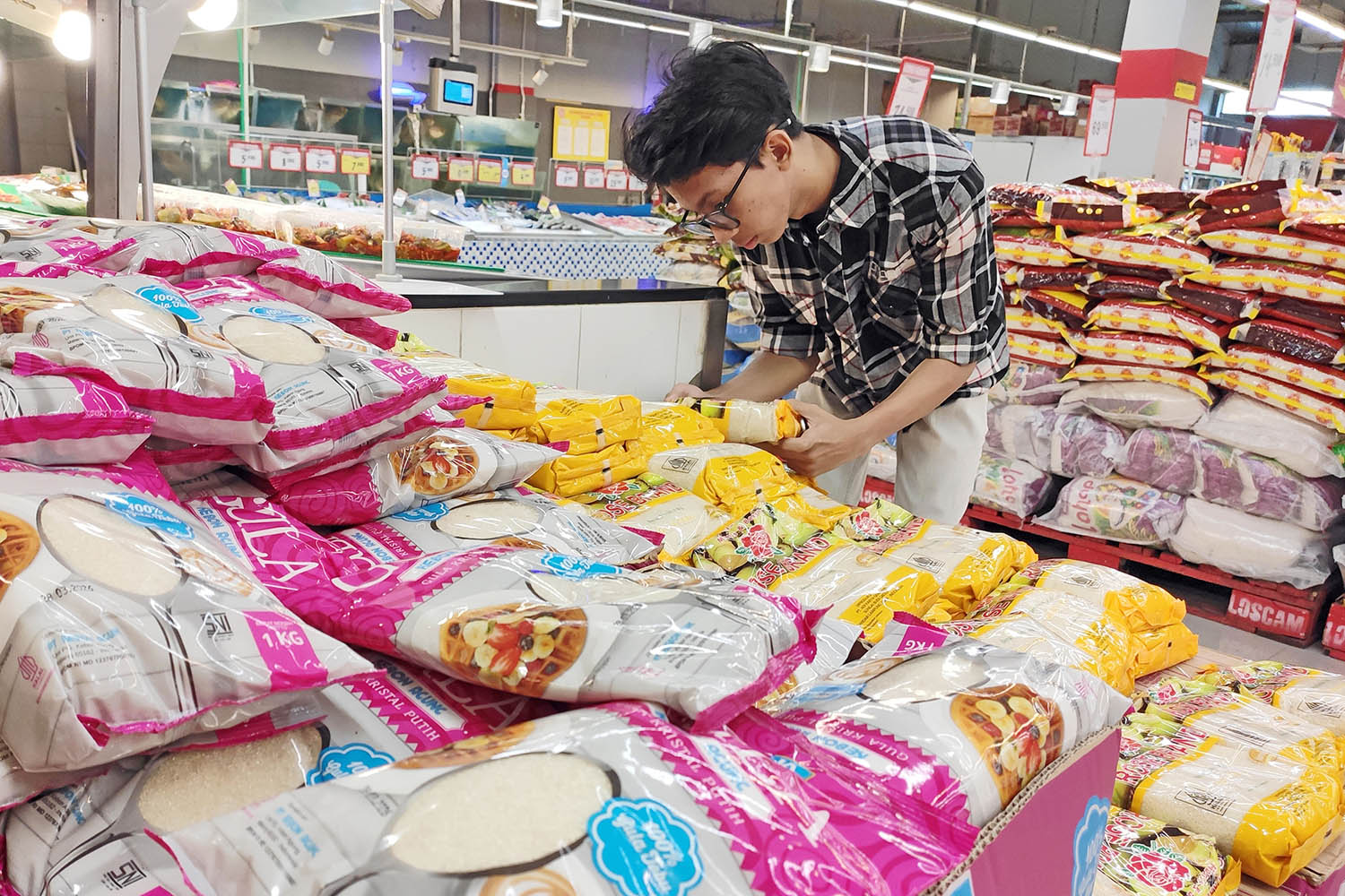 Aktivitas jual beli di ritel moderen di Surabaya Timur. Tahun 2025 diwacanakan impor konsumsi sejumlah komoditas pangan akan ditekan. Senin 09/12. (Foto: PUGUH SUJIATMIKO/JAWA POS)