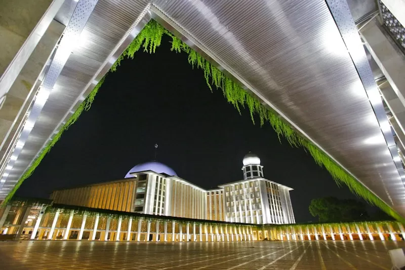 Suasana pada malam hari di Masjid Istiqlal