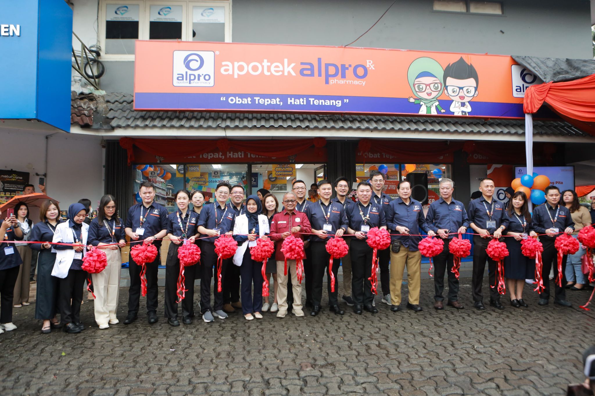 Pemotongan pita pada Grand Launch Apotek Alpro pada 7 Desember 2024