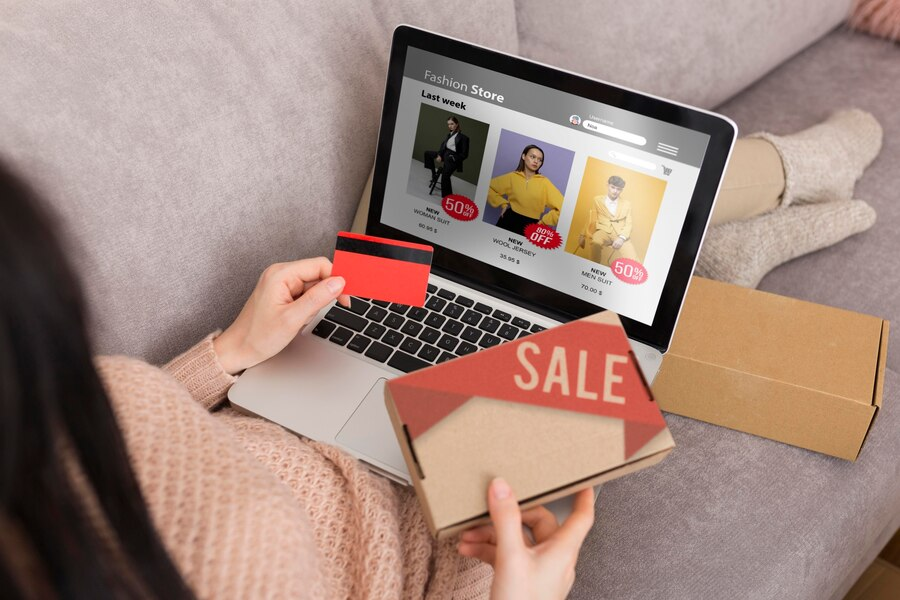 Ilustrasi wanita sedang berbelanja online