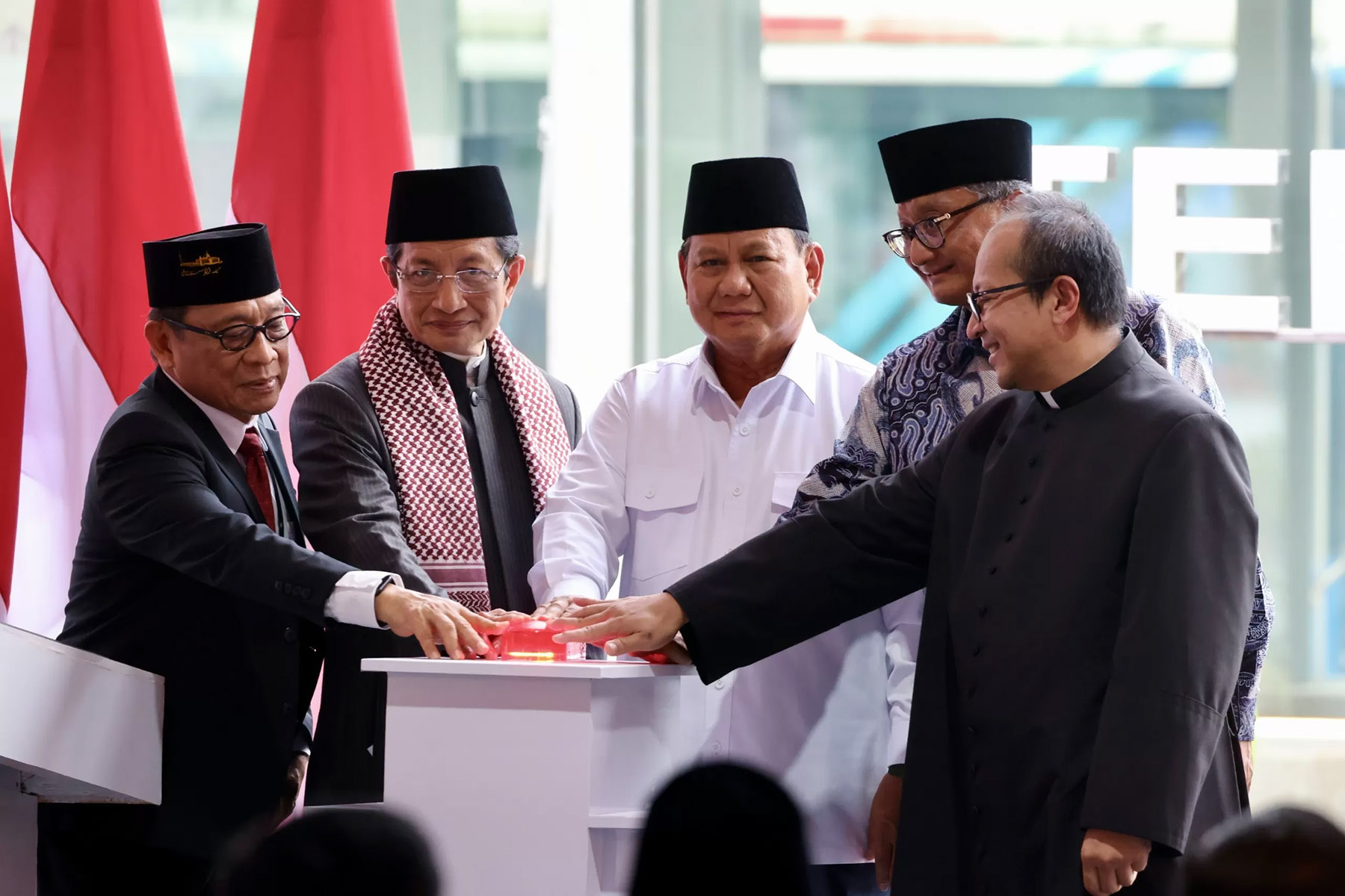 Presiden Prabowo Subianto (12/12) meresmikan Terowongan Silaturahim di Jakarta. Terowongan bawah tanah itu menghubungkan Gereja Katedral dengan Masjid Istiqlal.