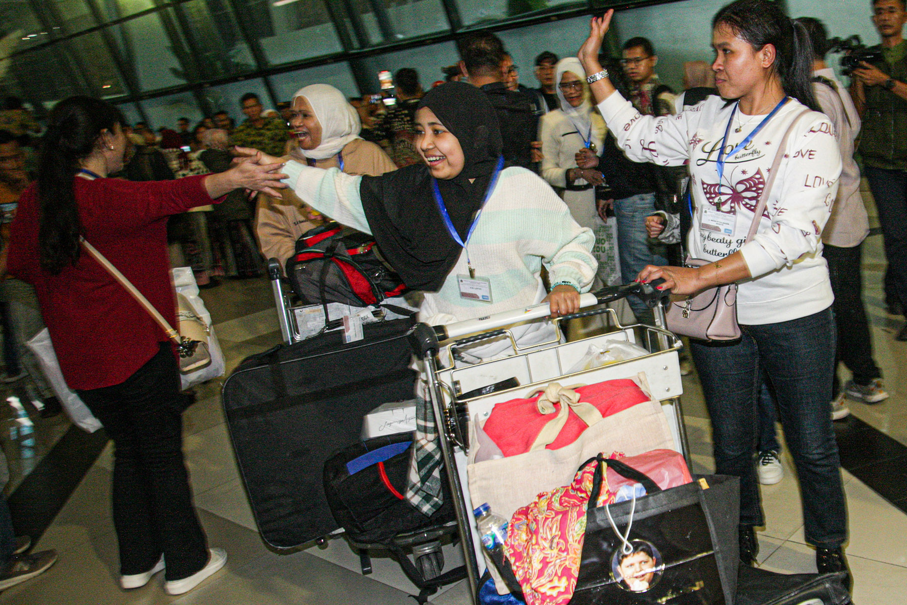 Sejumlah Pekerja Migran Indonesia (PMI) dari Suriah tiba di Terminal 3, Bandara Soekarno-Hatta, Tangerang, Kamis (12/12/2024). (Hanung Hambara/Jawa Pos)