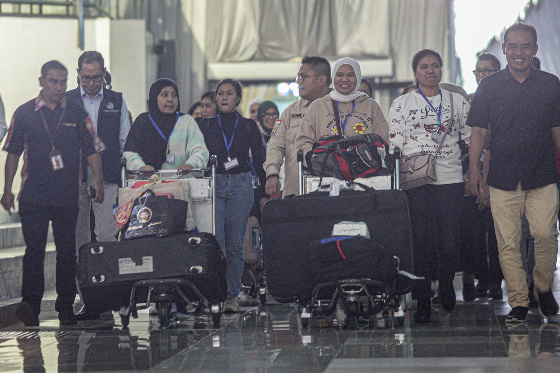 Sejumlah Pekerja Migran Indonesia (PMI) dari Suriah tiba di Terminal 3, Bandara Soekarno-Hatta, Tangerang, Kamis (12/12/2024).