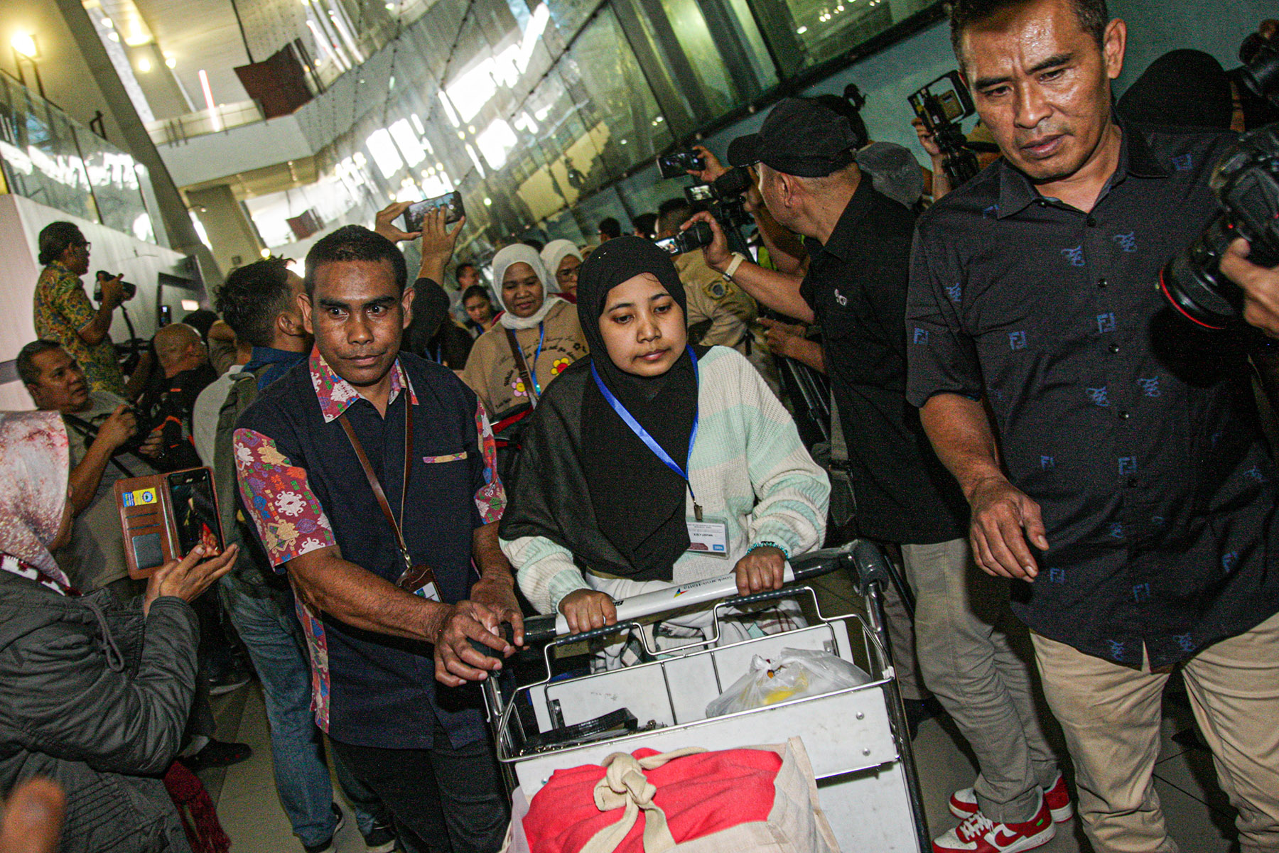 Sejumlah Pekerja Migran Indonesia (PMI) dari Suriah tiba di Terminal 3, Bandara Soekarno-Hatta, Tangerang, Kamis (12/12/2024).