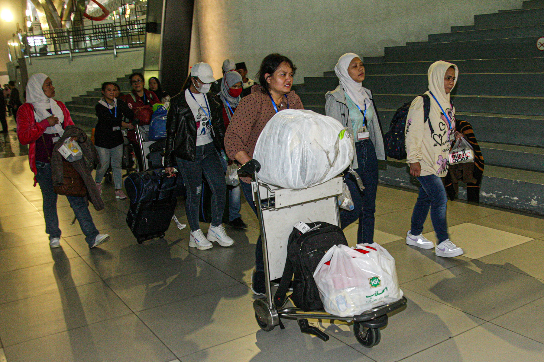 Sejumlah Pekerja Migran Indonesia (PMI) dari Suriah tiba di Terminal 3, Bandara Soekarno-Hatta, Tangerang, Kamis (12/12/2024).