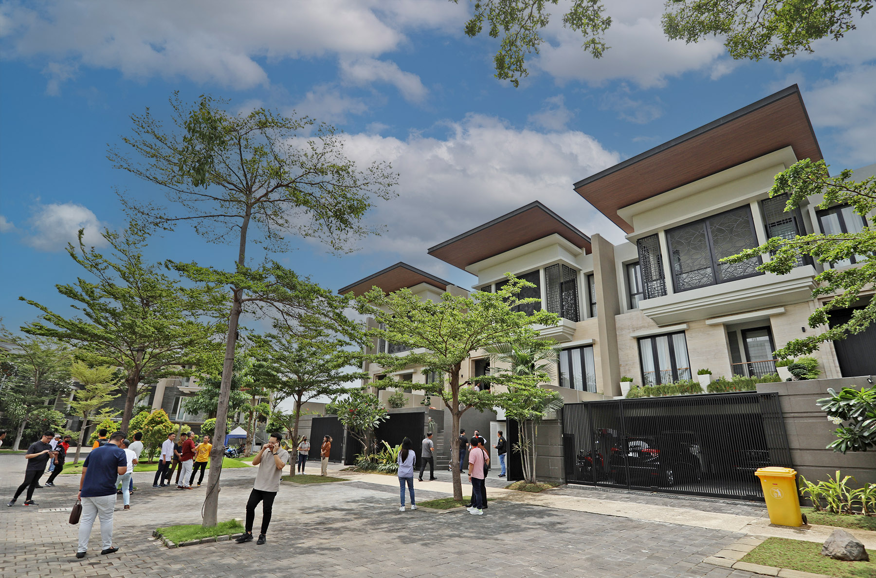 Beberapa calon pembeli dan agen  saat datang di show unit perumahan Modern Tropical Grand Peninsula Park Surabaya.