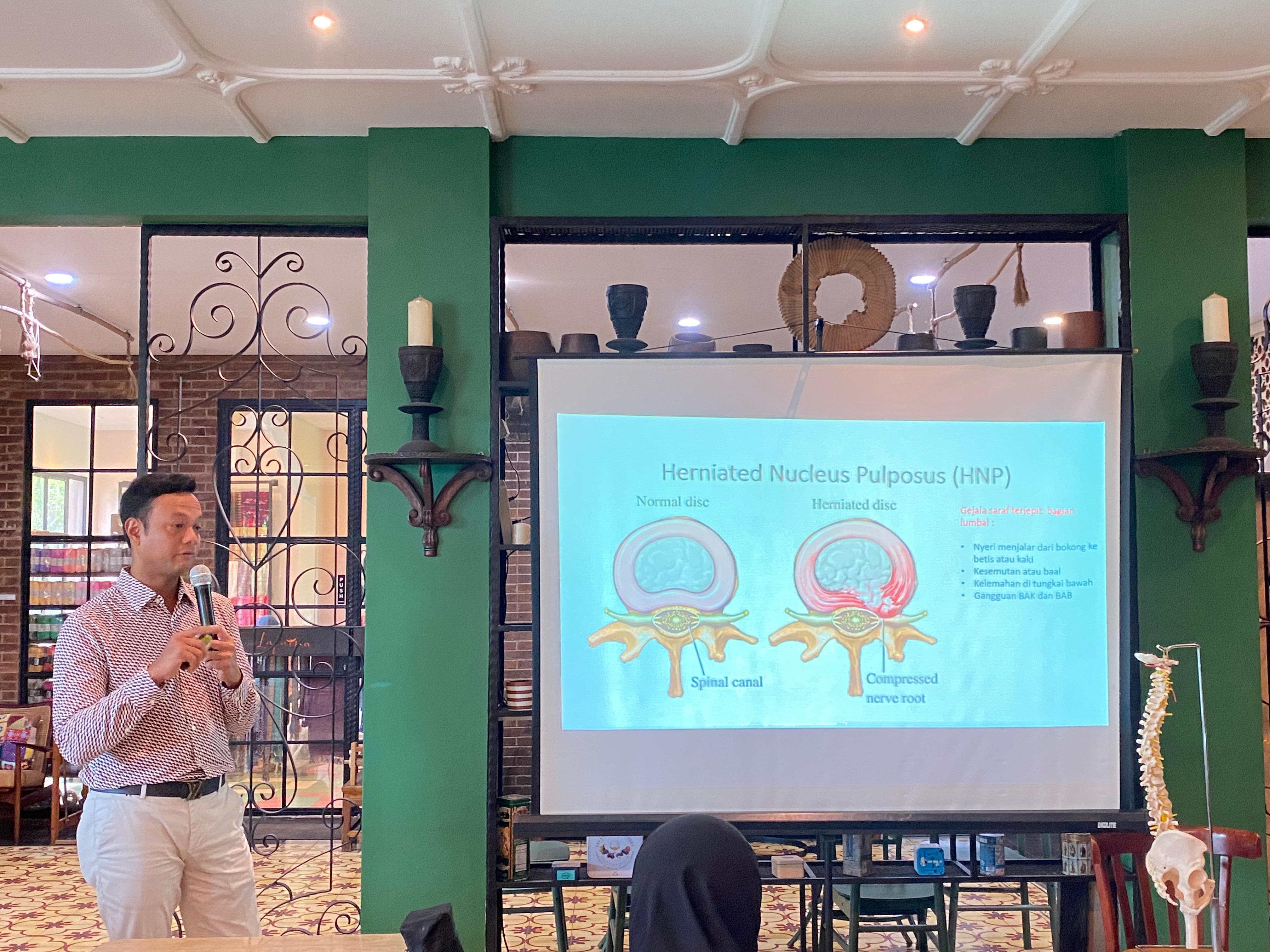 dr. Harmantya Mahadhipta, Sp.OT (K) Spine menjelasan penanganan masalah tulang belakang dengan metode LDR saat Media Gathering Eka Hospital di Pondok Aren, Tangsel (11/12).  Muhtamimah/Jawa Pos)