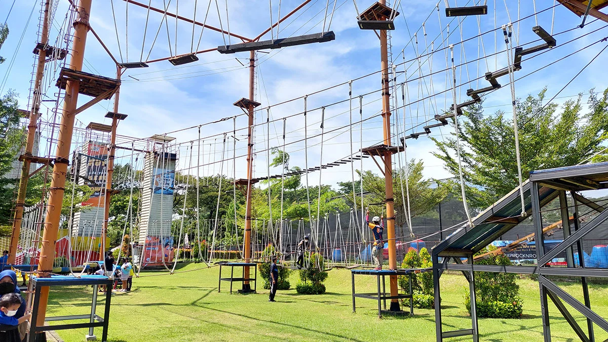Wahana high rope pada BSD Xtreme Park