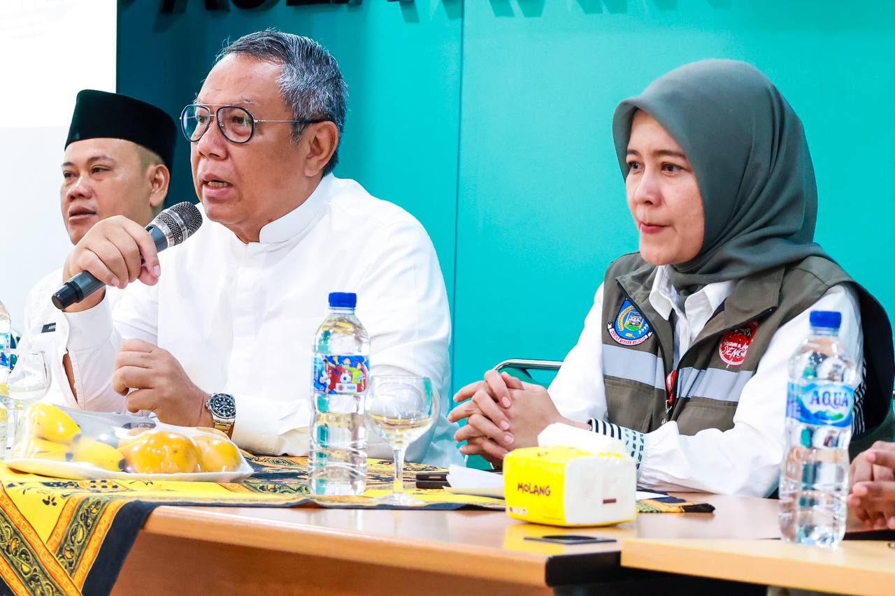 Wali Kota Tangsel Benyamin Davnie dan Kepala Dinkes Kota Tangsel Allin Hendalin Mahdaniar dalam Rapat Kelompok Kerja Operasional (Pokjanal) DBD di Kantor Kelurahan Bakti Jaya, Setu, Tangsel.