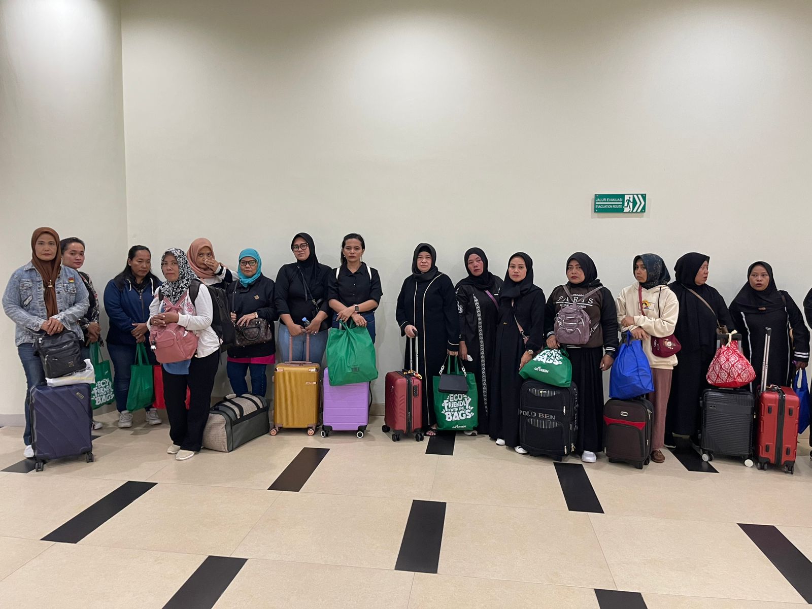 Pemerintah melalui tim gabungan antara Kementerian Ketenagakerjaan (Kemnaker) dan Kementerian Perlindungan Pekerja Migran Indonesia (BP2MI) telah menggagalkan pemberangkatan sebanyak 21 orang PMI