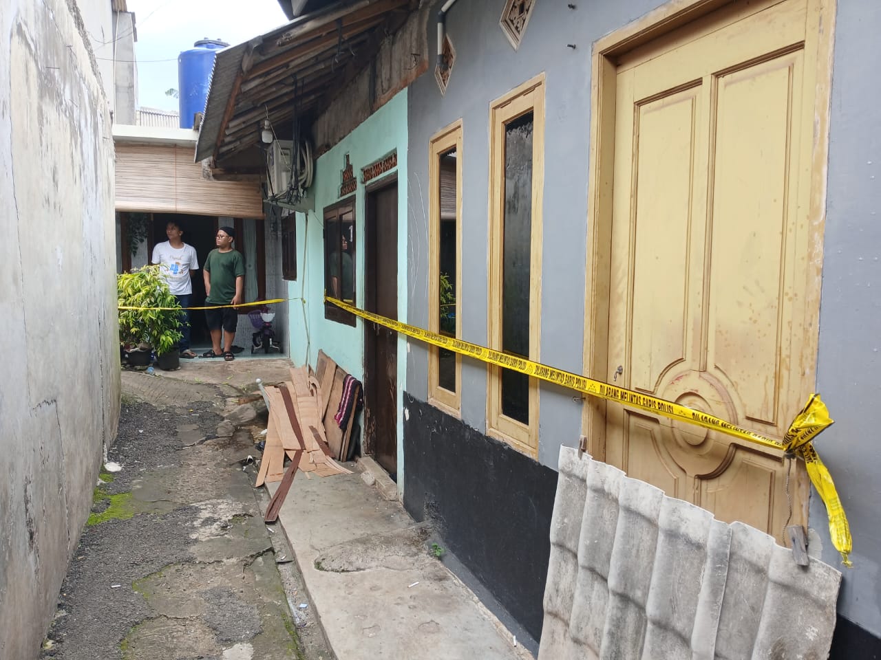 Garis polisi terpasang dirumah korban.