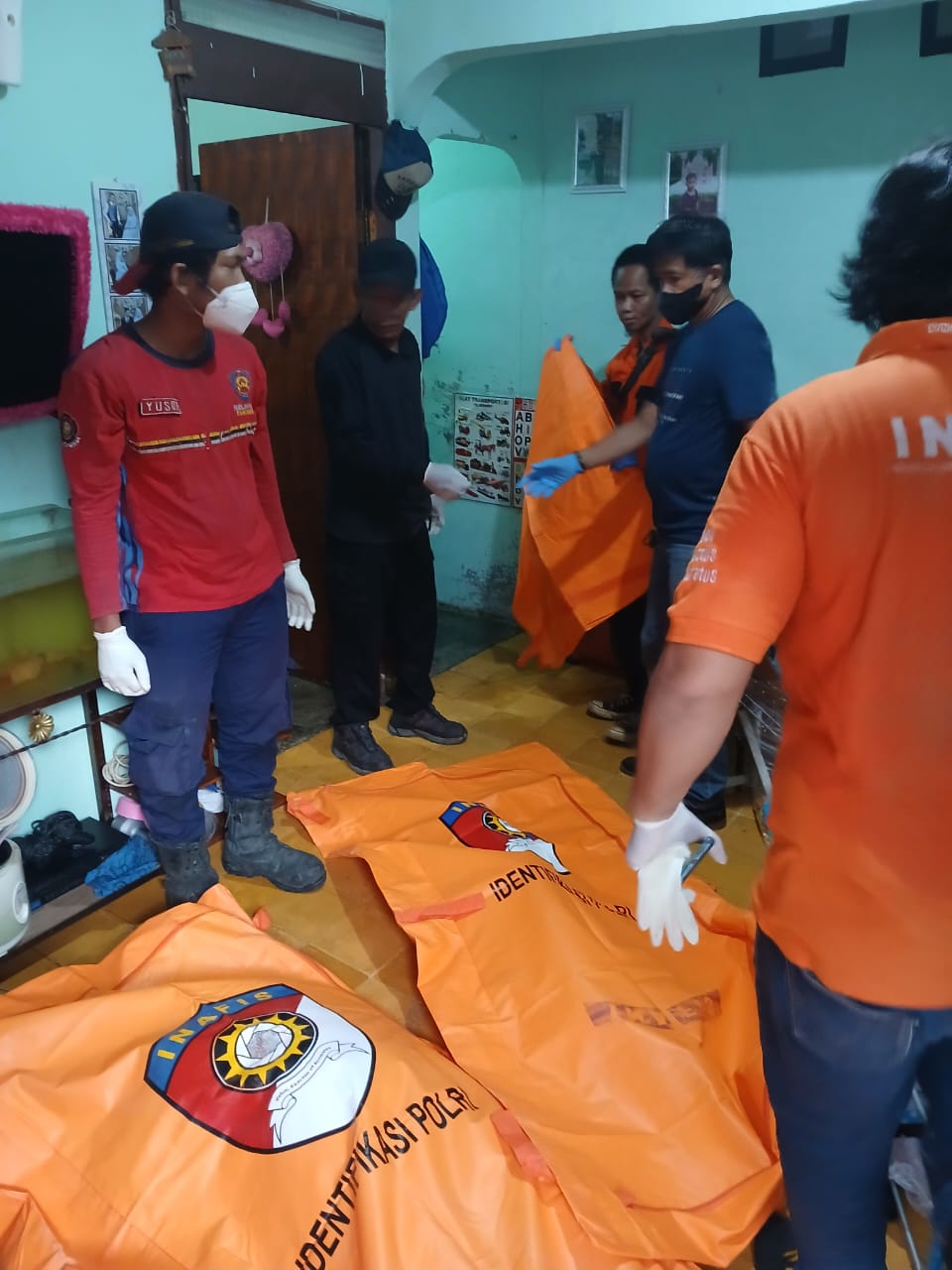 Polisi mengamankan jenazah korban.
