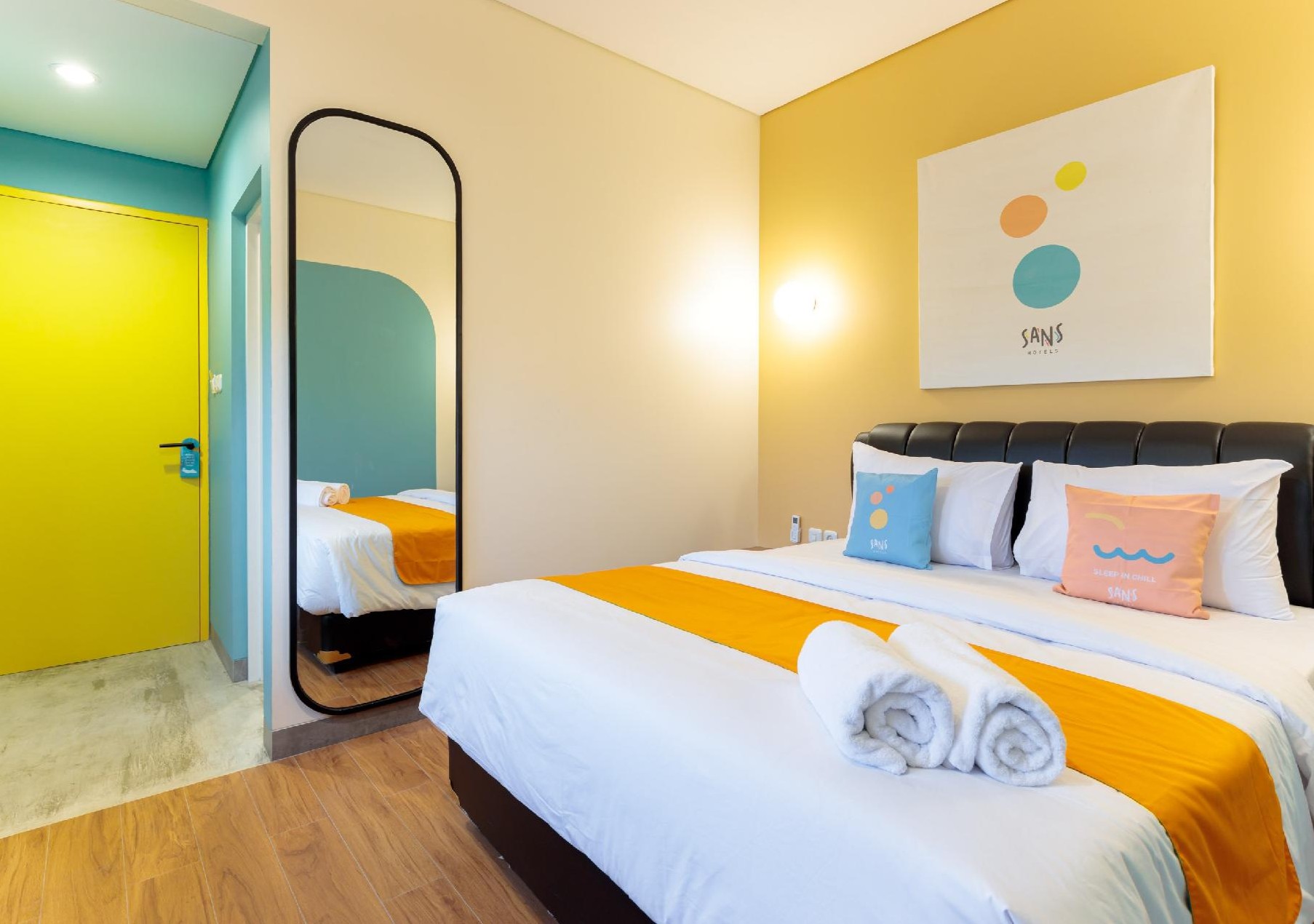 Kamar deluks double Sans Hotel Kelapa Gading (Dok. tiket.com)