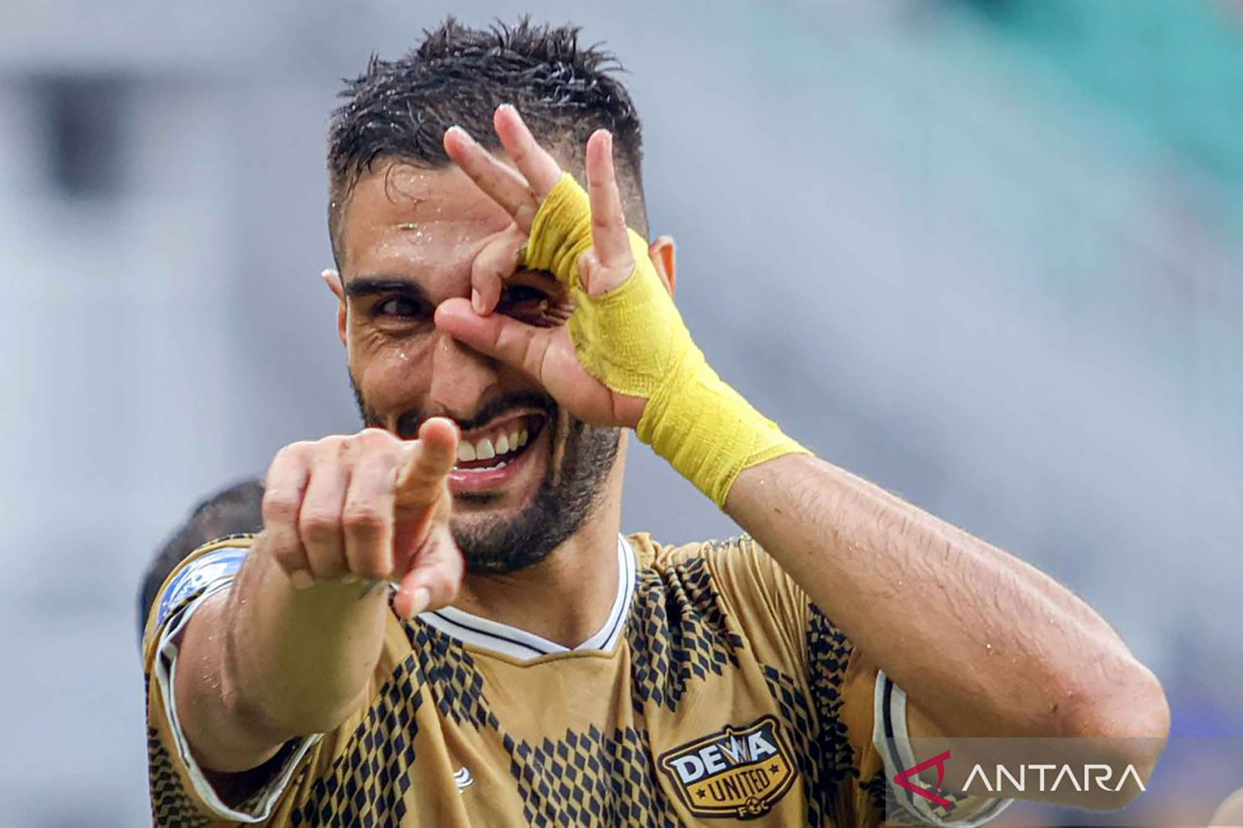 Pesepak bola Dewa United Angelo Rafael Teixeira Meneses melakukan selebrasi setelah mencetak gol ke gawang Persita dalam lanjutan BRI Liga 1 di Stadion Pakansari, Kabupaten Bogor, Jawa Barat.