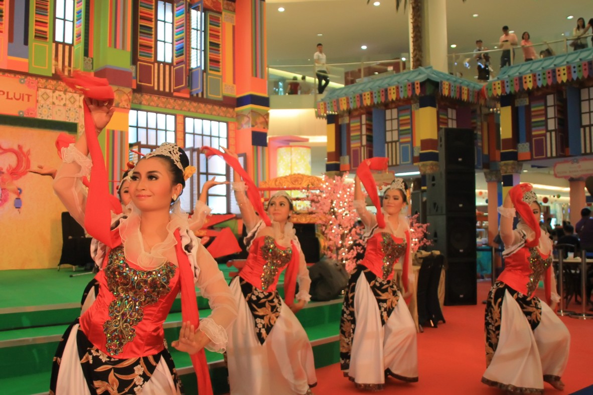 Tari Cokek, kesenian akulturasi budaya Tionghoa dan Betawi yang lahir di Tangerang.