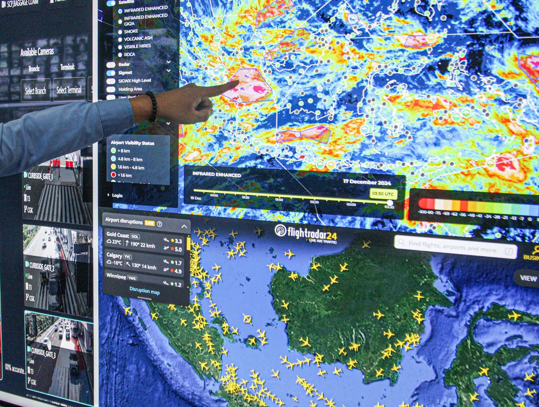 Petugas memantau CCTV dan radar cuaca di Posko Gabungan Natal dan Tahun Baru di Terminal 1B, Bandara Soekarno-Hatta, Tangerang, Rabu (18/12/2024). Puncak arus penerbangan di Bandara Soekarno-Hatta, diprediksi terjadi pada Jumat 20 Desember 2024 dengan jum
