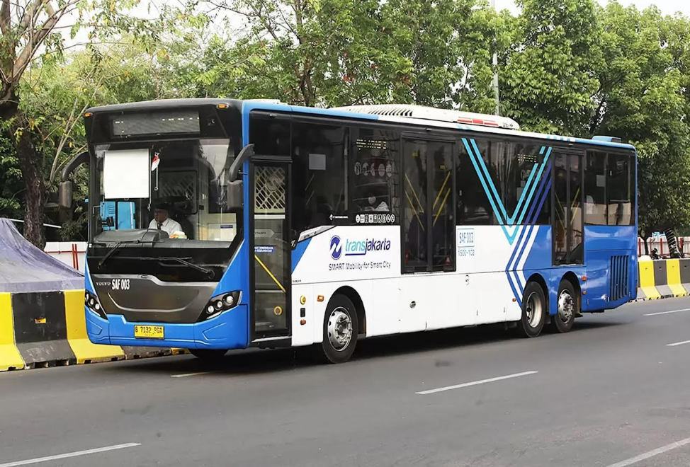 Bus TransJakarta melintas di jalan Pemuda