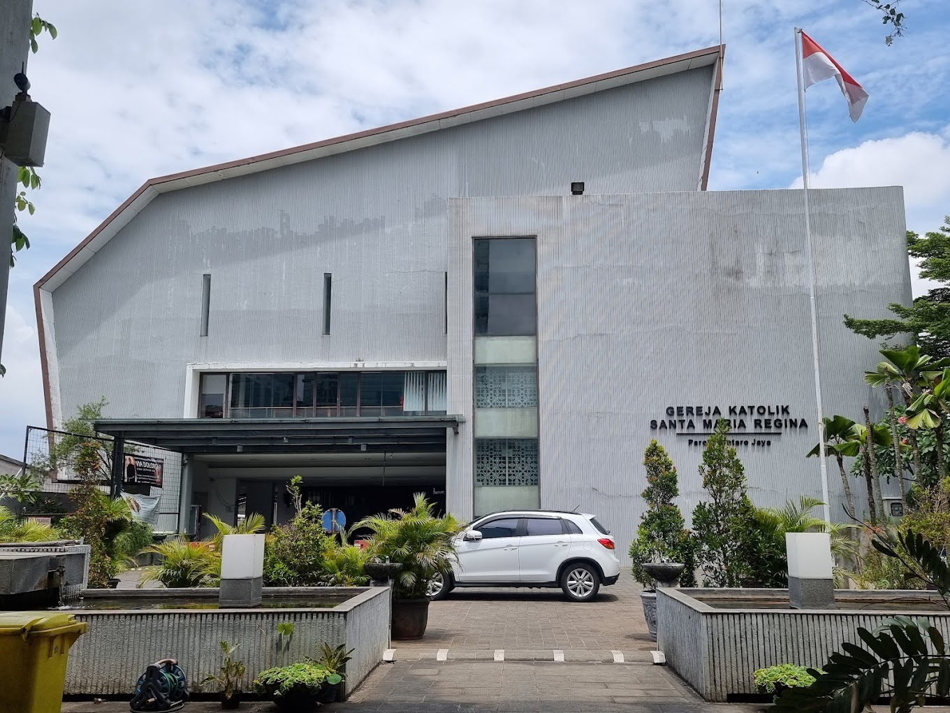 Tampak depan Gereja Katolik Santa Maria Regina Bintaro