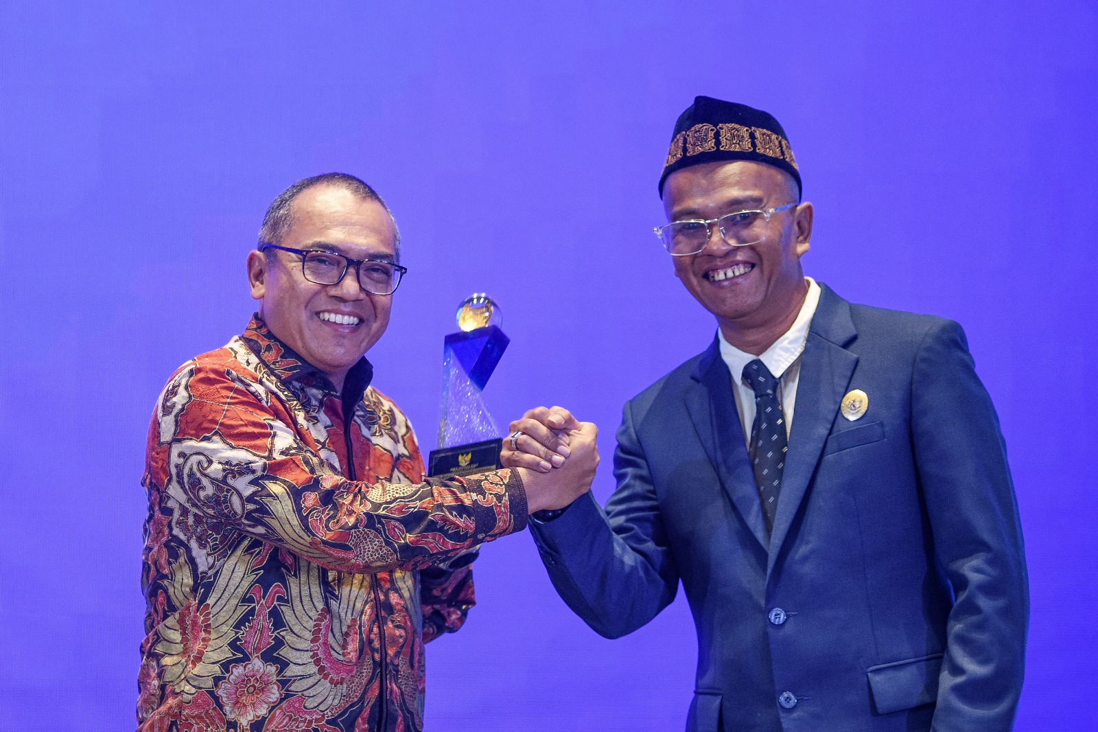Direktur Human Capital Compliance & Legal BTN Eko Waluyo hadir menerima penghargaan dari Komisioner Komisi Informasi Pusat (KIP) Handoko Agung Saputro pada acara Malam Anugerah KIP Tahun 2024.
