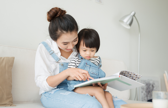 Ilustrasi seorang ibu membaca buku bersama anaknya. (Dok. Shutterstock)