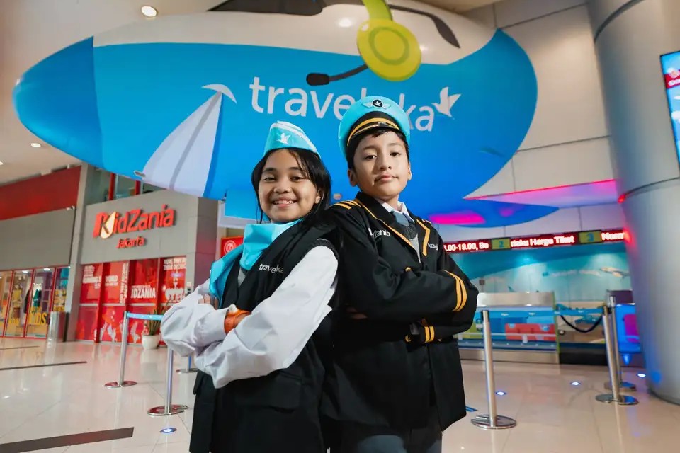 Dua anak memainkan peran sebagai pramugari dan pilot di Kidzania Jakart