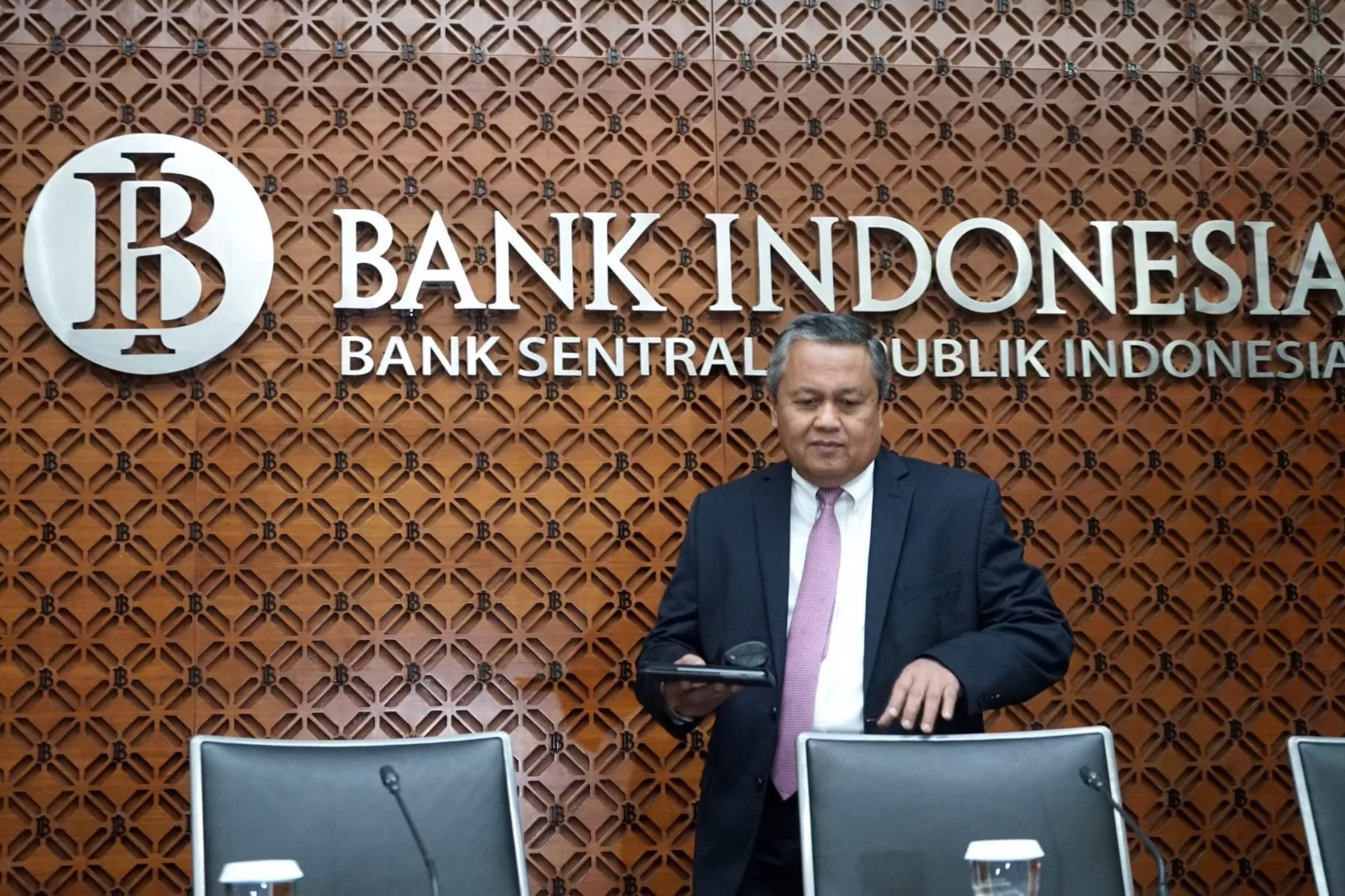 Gubernur Bank Indonesia (BI) Perry Warjiyo memberikan keterangan pers.