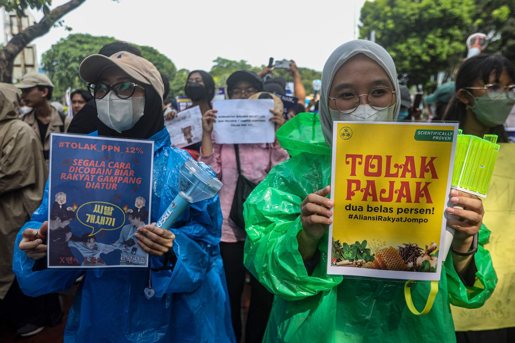 K-popers dari berbagai fandom grup penggemar boygroup dan girlgroup Korea membawa poster saat aksi penolakan PPN 12 persen di depan Istana Merdeka, Jakarta, Kamis (19/12/2024). Dalam tuntutannya, mereka menolak kenaikan Pajak Pertambahan Nilai (PPN) menja