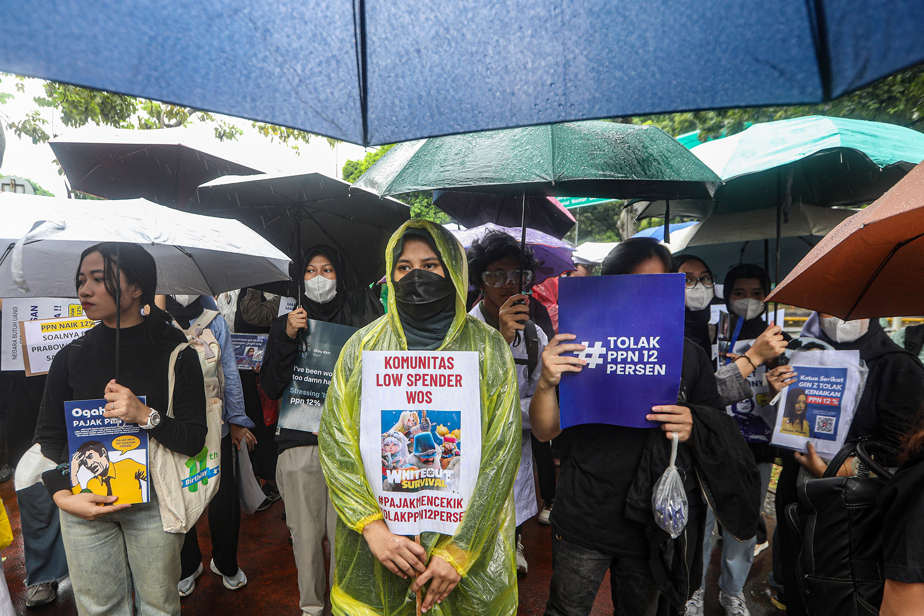K-popers dari berbagai fandom grup penggemar boygroup dan girlgroup Korea membawa poster saat aksi penolakan PPN 12 persen di depan Istana Merdeka, Jakarta, Kamis (19/12/2024). Dalam tuntutannya, mereka menolak kenaikan Pajak Pertambahan Nilai (PPN) menja